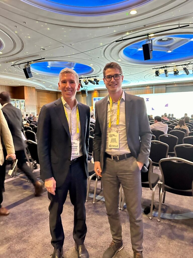 Matt Hougan, glavni investicijski direktor pri Bitwise, je delil vpoglede v tržne trende in dinamiko, ki obkrožajo kriptovalute, ter kako bi uvedba Spot Bitcoin ETF-a lahko vplivala na širšo finančno industrijo. Dodal je še: "To, kar smo doživeli z ETF-i v prvih dveh mesecih, ni nič manj kot zgodovinsko. Če primerjamo to z rastjo NASDAQ 100 ETF-a, ki je v enem letu dosegel 5 milijard dolarjev, smo mi v samo dveh mesecih dosegli dvakrat to številko." Michael Sonnenshein, izvršni direktor pri Grayscale Investments, je govoril o dolgoletnih prizadevanjih in poti do odobritve Spot Bitcoin ETF-a ter kako bi to lahko vplivalo na percepcijo in sprejemanje kriptovalut med širšimi skupinami vlagateljev. V svojem nagovoru je povedal tudi: ''Biti priča temu, kako se tradicionalni finančni giganti kot je BlackRock podajajo v kripto prostor, ni le potrditev za nas, ki smo v tem že leta, ampak je signal za celoten trg o legitimnosti kriptovalut." Leon Marshall, izvršni direktor in direktor za globalno prodajo pri Galaxy Digital, je razpravljal o strukturnih spremembah, ki jih Spot Bitcoin ETF prinaša trgu, in kako te spremembe vplivajo na institucionalno sprejemanje kriptovalut. -- Povečanje likvidnosti, zmanšanje volatilnosti in širše sprejemanje kriptovalut med institucionalni kot malodprodajnimi vlagatelji – vse to bo posledica sprejema ETF skladov so povedali govorniki. Razpravo je ves čas prežemal val optimizma in pričakovanja, da bo uvedba Spot Bitcoin ETF-ov prinesla nova zanimanja ter kapital na trg in hkrati poudarila regulativno jasnost ter varnost za vlagatelje. Glavno sporočilo, ki smo ga prejeli slušatelji od govornikov, je bilo, da je uvedba ETF-ov ključen korak naprej v intergraciji kriptovalut v širši finančni sistem, kar odpira vrata za novo dobo inovacij ter razvoja v svetu digitalnega premoženja.